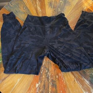 Lululemon high rise Align jogger in black Camouflage- size 6